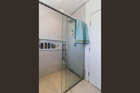 Casa à venda com 451m², 4 quartos e 2 vagas Casa à venda com 451m², 4 quartos e 2 vagasBanheiro da Suíte 2