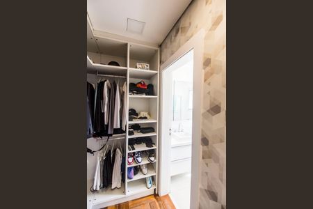 Casa à venda com 451m², 4 quartos e 2 vagas Casa à venda com 451m², 4 quartos e 2 vagasCloset da suíte 2