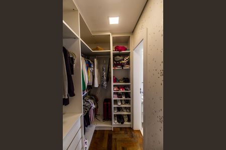 Casa à venda com 451m², 4 quartos e 2 vagas Casa à venda com 451m², 4 quartos e 2 vagasCloset da suíte 4