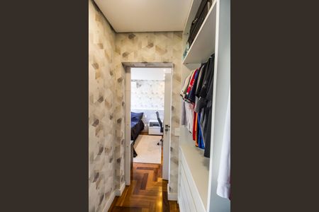 Casa à venda com 451m², 4 quartos e 2 vagas Casa à venda com 451m², 4 quartos e 2 vagasCloset da suíte 2