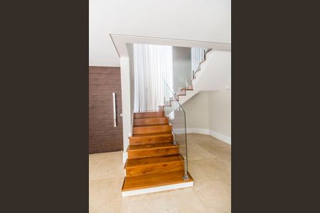 Casa à venda com 451m², 4 quartos e 2 vagas Casa à venda com 451m², 4 quartos e 2 vagasEscada