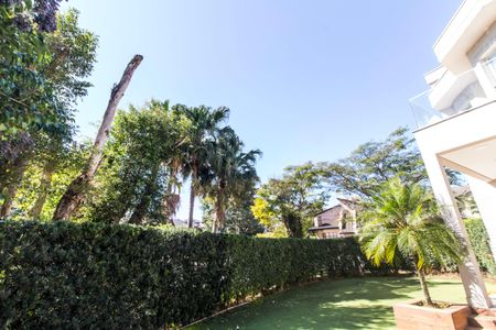 Casa à venda com 451m², 4 quartos e 2 vagas Casa à venda com 451m², 4 quartos e 2 vagasQuintal