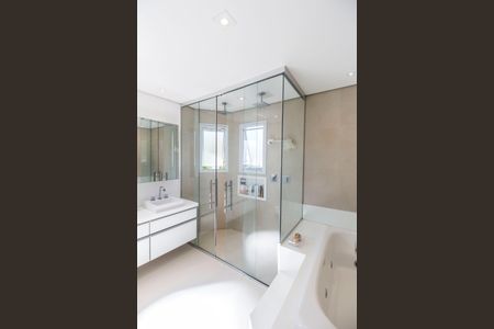 Casa à venda com 451m², 4 quartos e 2 vagas Casa à venda com 451m², 4 quartos e 2 vagasBanheiro da Suíte 1