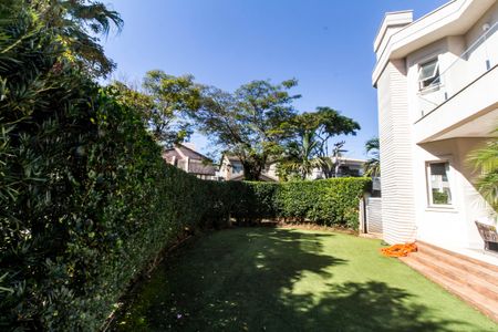Casa à venda com 451m², 4 quartos e 2 vagas Casa à venda com 451m², 4 quartos e 2 vagasQuintal