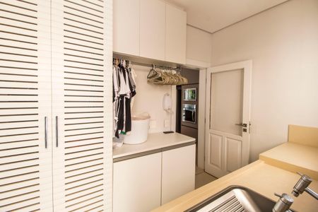 Casa à venda com 451m², 4 quartos e 2 vagas Casa à venda com 451m², 4 quartos e 2 vagasÁrea de Serviço