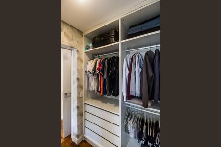 Casa à venda com 451m², 4 quartos e 2 vagas Casa à venda com 451m², 4 quartos e 2 vagasCloset da suíte 2