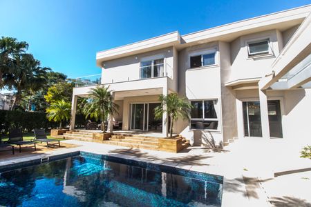 Casa à venda com 451m², 4 quartos e 2 vagas Casa à venda com 451m², 4 quartos e 2 vagasPiscina