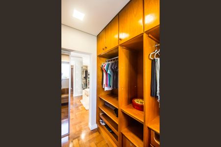 Casa à venda com 451m², 4 quartos e 2 vagas Casa à venda com 451m², 4 quartos e 2 vagasCloset da suíte 1