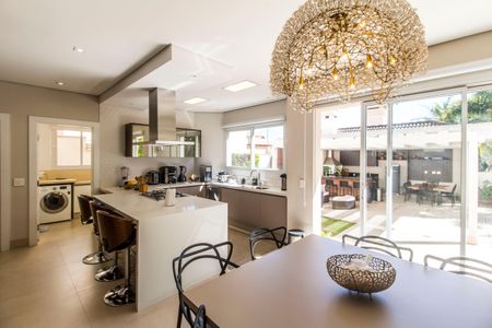 Casa à venda com 451m², 4 quartos e 2 vagas Casa à venda com 451m², 4 quartos e 2 vagasCozinha