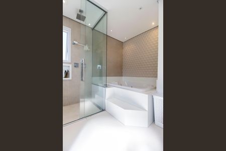 Casa à venda com 451m², 4 quartos e 2 vagas Casa à venda com 451m², 4 quartos e 2 vagasBanheiro da Suíte 1