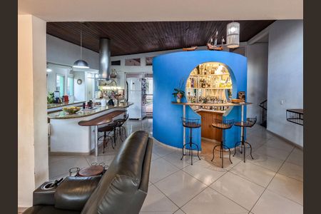 Casa à venda com 346m², 4 quartos e 4 vagas