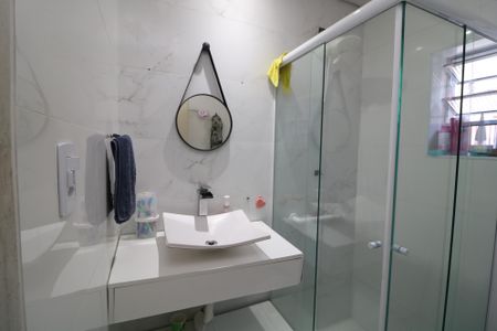 Casa à venda com 130m², 3 quartos e 4 vagasBanheiro C2