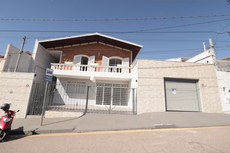 Casa à venda com 480m², 3 quartos e 4 vagas Casa à venda com 480m², 3 quartos e 4 vagasFachada