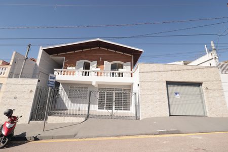 Casa à venda com 480m², 3 quartos e 4 vagas Casa à venda com 480m², 3 quartos e 4 vagasFachada