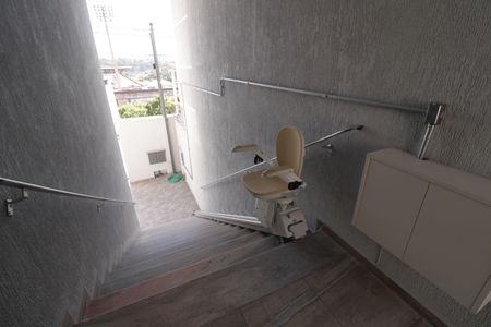 Casa à venda com 480m², 3 quartos e 4 vagas Casa à venda com 480m², 3 quartos e 4 vagasEscada