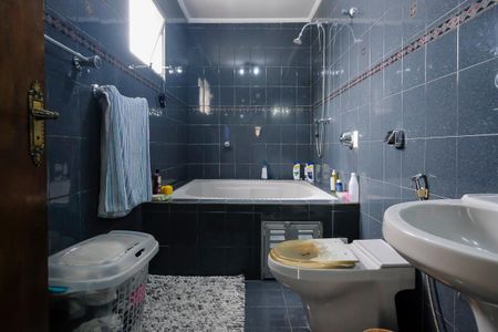 Casa à venda com 255m², 4 quartos e 7 vagasBanheiro da suíte