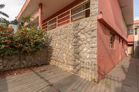 Casa à venda com 360m², 4 quartos e 2 vagas Casa à venda com 360m², 4 quartos e 2 vagasCorredor Lateral