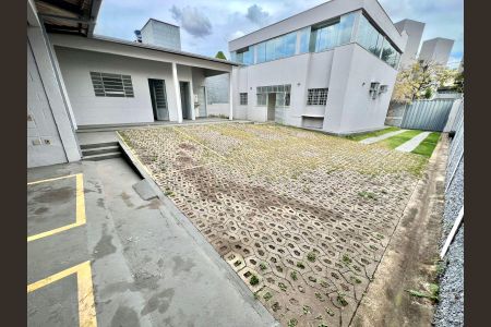 Casa à venda com 420m², 7 quartos e 8 vagas Casa à venda com 420m², 7 quartos e 8 vagasÁrea Externa - Fundos