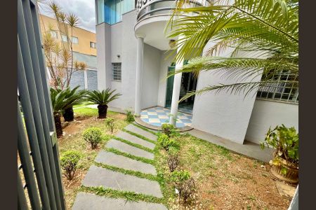 Casa à venda com 420m², 7 quartos e 8 vagas Casa à venda com 420m², 7 quartos e 8 vagasFachada