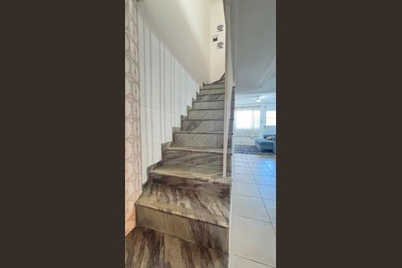 Casa à venda com 77m², 2 quartos e sem vaga Casa à venda com 77m², 2 quartos e sem vagaEscada