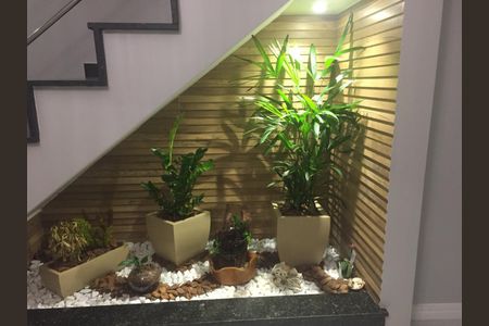 Casa de condomínio à venda com 70m², 2 quartos e 1 vaga Casa de condomínio à venda com 70m², 2 quartos e 1 vagaEscada