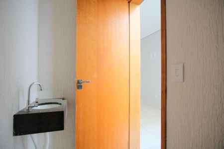 Casa à venda com 134m², 3 quartos e 3 vagasLavabo da garagem