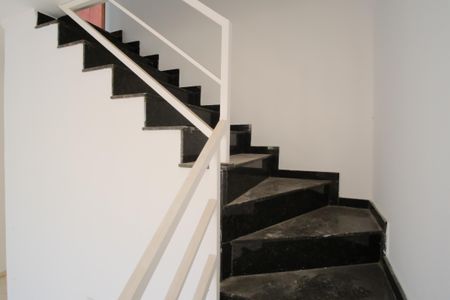 Casa de condomínio à venda com 58m², 2 quartos e 1 vagaEscada