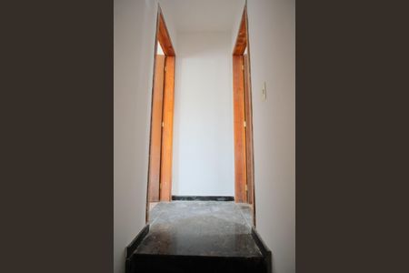 Casa de condomínio à venda com 58m², 2 quartos e 1 vagaEscada