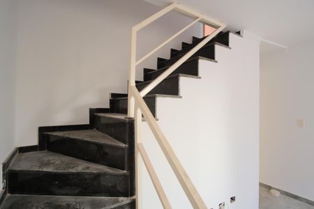 Casa de condomínio à venda com 58m², 2 quartos e 1 vagaEscada