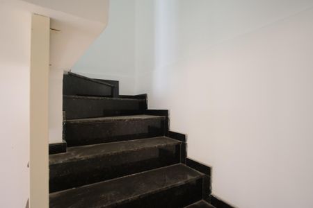 Casa de condomínio à venda com 70m², 2 quartos e 1 vagaEscada