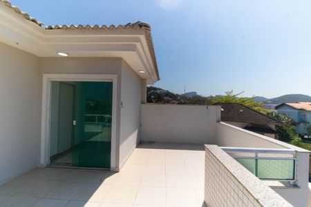 Casa à venda com 500m², 4 quartos e 3 vagas Casa à venda com 500m², 4 quartos e 3 vagasVaranda da Suíte 2