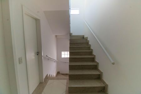 Casa à venda com 500m², 4 quartos e 3 vagas Casa à venda com 500m², 4 quartos e 3 vagasEscada