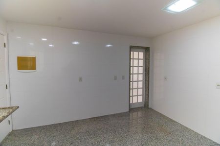 Casa à venda com 500m², 4 quartos e 3 vagas Casa à venda com 500m², 4 quartos e 3 vagasCozinha