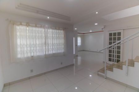 Casa à venda com 500m², 4 quartos e 3 vagas Casa à venda com 500m², 4 quartos e 3 vagasSala
