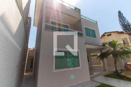 Casa à venda com 500m², 4 quartos e 3 vagas Casa à venda com 500m², 4 quartos e 3 vagasFachada