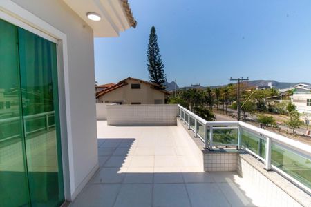 Casa à venda com 500m², 4 quartos e 3 vagas Casa à venda com 500m², 4 quartos e 3 vagasVaranda da Suíte 2