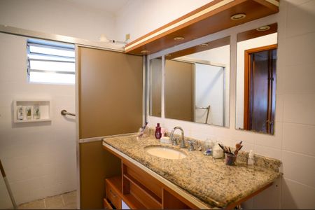 Casa à venda com 306m², 3 quartos e 2 vagasBanheiro Suite