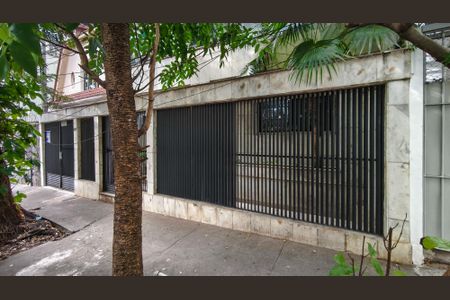 Casa à venda com 285m², 5 quartos e 3 vagas Casa à venda com 285m², 5 quartos e 3 vagasFachada