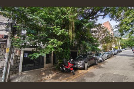 Casa à venda com 285m², 5 quartos e 3 vagas Casa à venda com 285m², 5 quartos e 3 vagasFachada