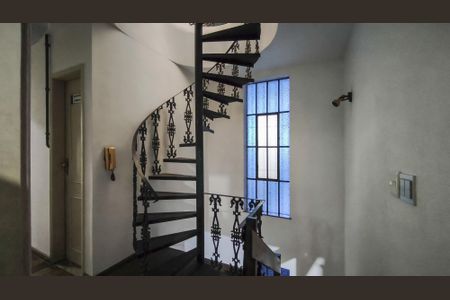 Casa à venda com 285m², 5 quartos e 3 vagas Casa à venda com 285m², 5 quartos e 3 vagasHall social