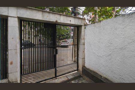 Casa à venda com 285m², 5 quartos e 3 vagas Casa à venda com 285m², 5 quartos e 3 vagasFachada