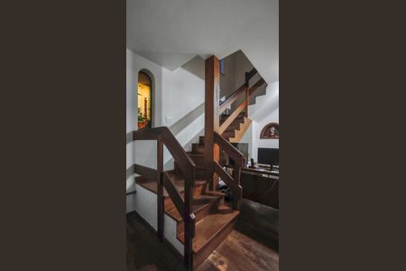 Casa à venda com 285m², 5 quartos e 3 vagas Casa à venda com 285m², 5 quartos e 3 vagasEscada