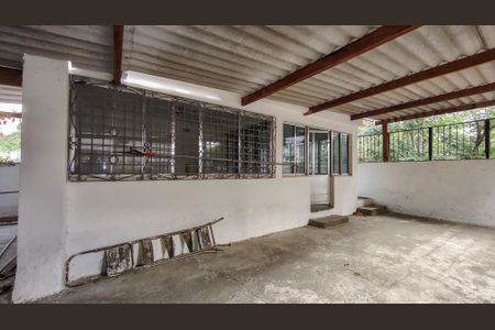 Casa à venda com 285m², 5 quartos e 3 vagas Casa à venda com 285m², 5 quartos e 3 vagasTerraço