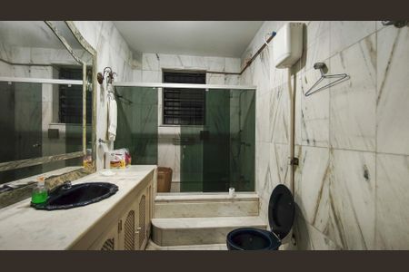 Casa à venda com 285m², 5 quartos e 3 vagas Casa à venda com 285m², 5 quartos e 3 vagasBanheiro da Suíte 1