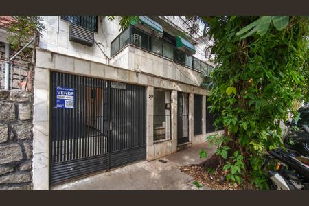 Casa à venda com 285m², 5 quartos e 3 vagas Casa à venda com 285m², 5 quartos e 3 vagasFachada