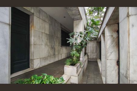 Casa à venda com 285m², 5 quartos e 3 vagas Casa à venda com 285m², 5 quartos e 3 vagasFachada