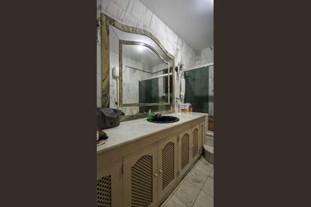 Casa à venda com 285m², 5 quartos e 3 vagas Casa à venda com 285m², 5 quartos e 3 vagasBanheiro da Suíte 1