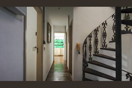 Casa à venda com 285m², 5 quartos e 3 vagas Casa à venda com 285m², 5 quartos e 3 vagasHall social