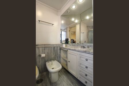 Apartamento à venda com 250m², 2 quartos e 3 vagasBanheiro da Suíte 1