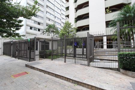 Apartamento à venda com 250m², 2 quartos e 3 vagasFachada e Portaria